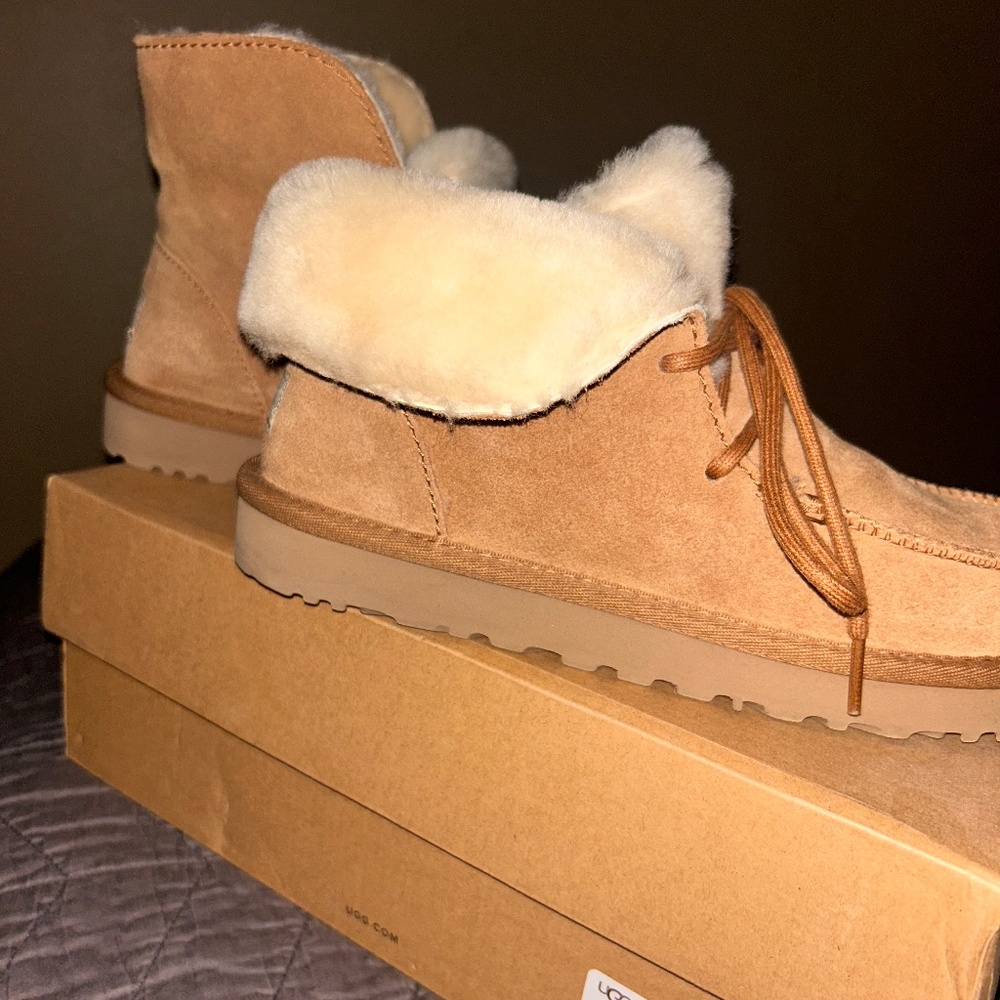 Like NEW UGG WOMEN'S SLIPPERS ANKLE BOOTS CHESTNUT BROWN - Picture 3 of 13